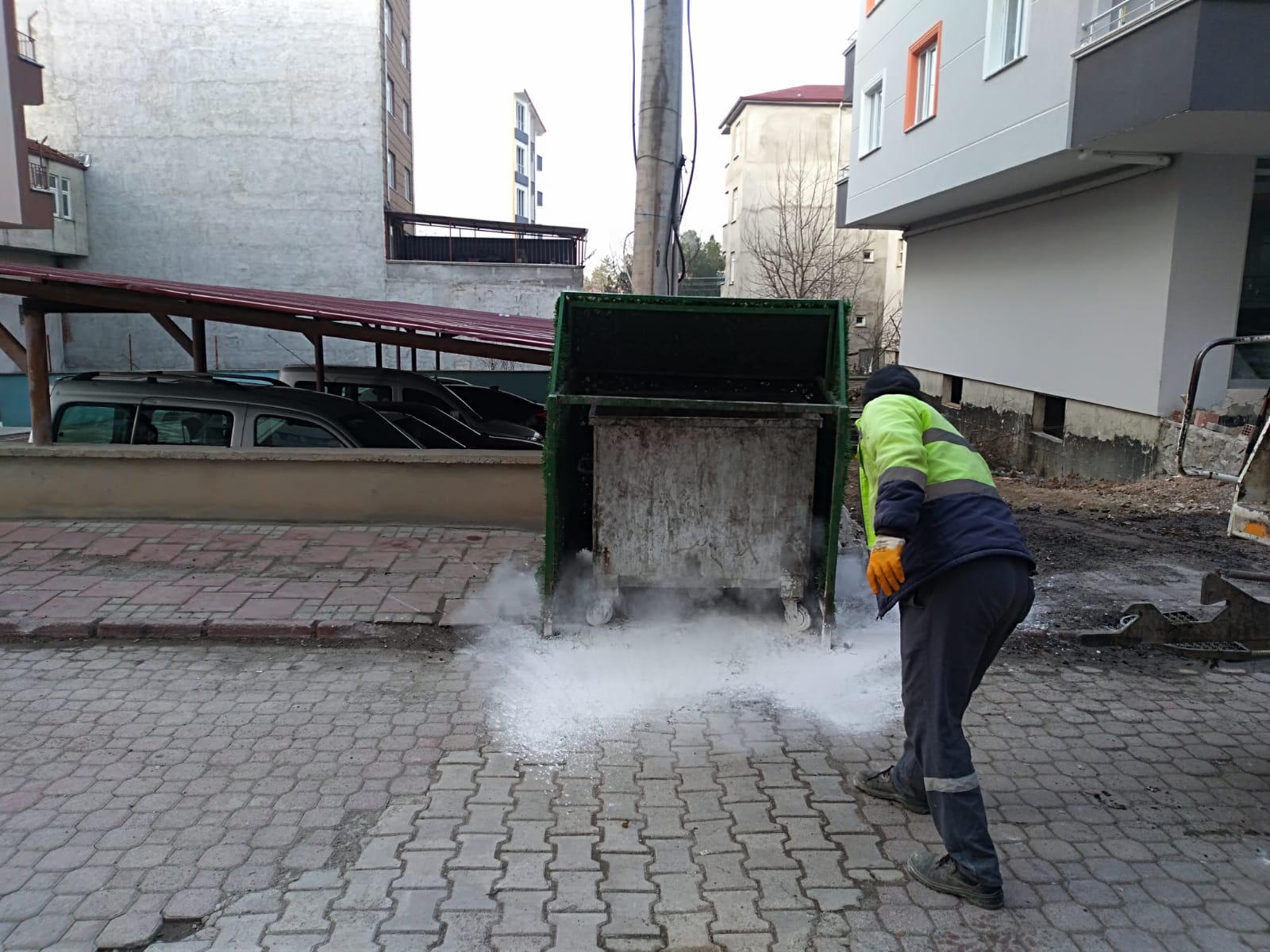 Asker bu sefer duayı odun kırarak aldı
